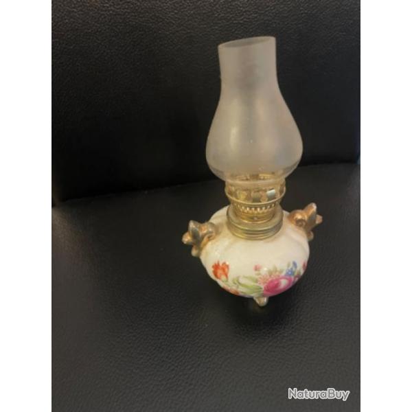 Petite lampe  ptrole en porcelaineHauteur : 14 cm