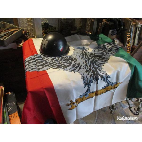 casque et drapeau italien reproduction