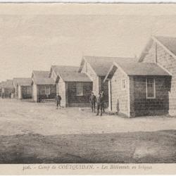 CPA MILITARIA  -  CAMP DE COËTQUIDAN  -  LES BÂTIMENTS EN BRIQUES