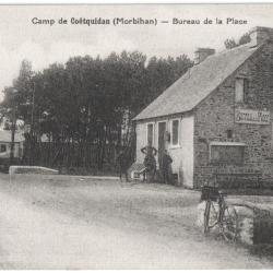 CPA MILITARIA  -  CAMP DE COËTQUIDAN  -  BUREAU DE LA PLACE