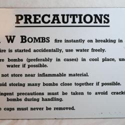 W /| D rare plaque émaillée de caisse britannique AW BOMBS phosphore - provenance Normandie 44 WWII