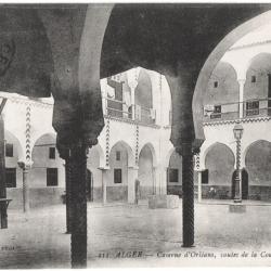 CPA MILITARIA  -  ALGER (ALGÉRIE)  -  CASERNE D'ORLÉANS, VOUTES DE LA COUR MAURESQUE