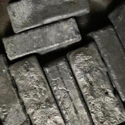 2 kilos de plomb linotype en lingots prêt à être coulé pour confectionner vos ogives.