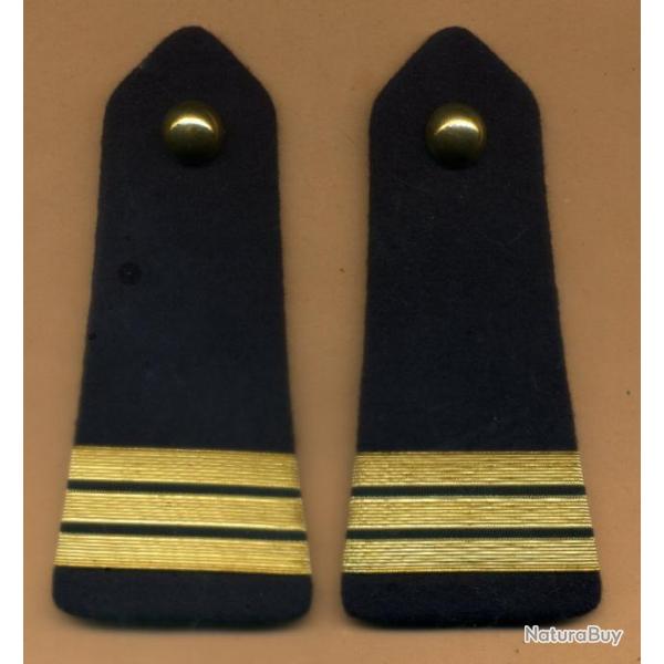 Epaulettes noires, galons de Capitaine