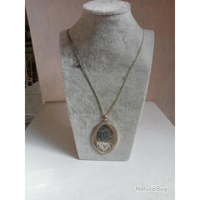 Collier Ancien Avec Pendentif - Longueur 29 Cm Fermé - Pierres Rouges Type Rubis - Occasion