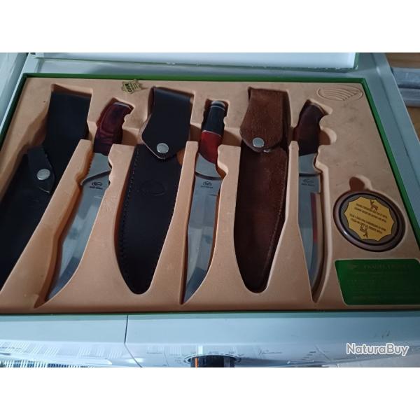 Coffret 3 couteaux de chasse.