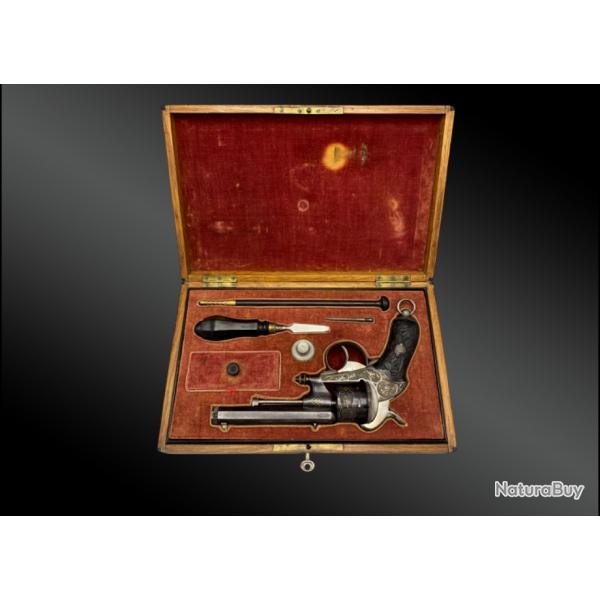 Coffret Ncessaire Avec Un Luxueux Revolver  Broche Chamelot Delvigne. France XIXme Sicle