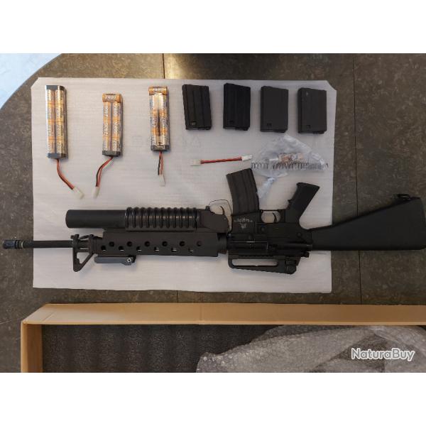 Lot Rplique M16A3 + M203 AEG G&P avec accessoires et batteries, frais de port inclus