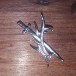 Ancienne broche argent massif dague de chasse et trophèe de cerf