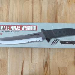 Couteau droit Ultimate Ninja Warrior avec 3 mini couteaux et deux bagues avec griffe.