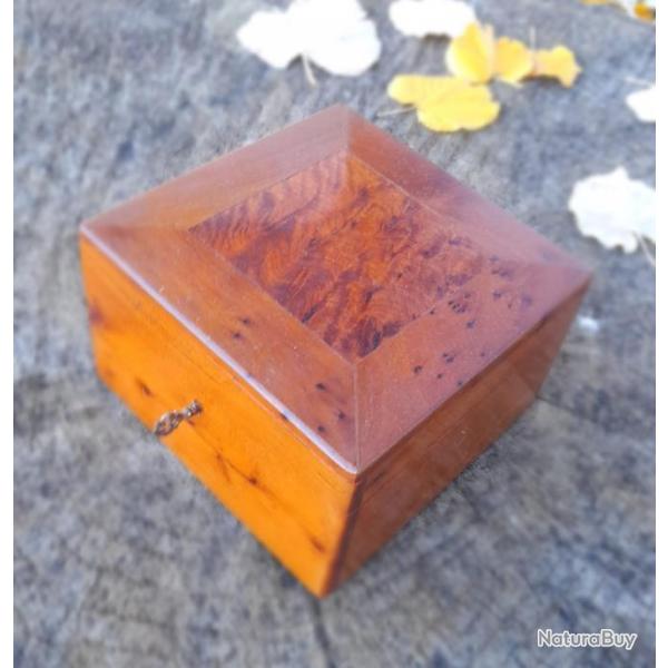 Vends coffret en bois prcieux massif avec ses 2 cls,  serrure parfaitement fonctionnelle.