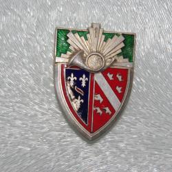 INSIGNE INDOCHINE  :  1 ° REGIMENT CHASSEURS CHEVAL  ------ D.O.M  EN  ARGENT  ---------------