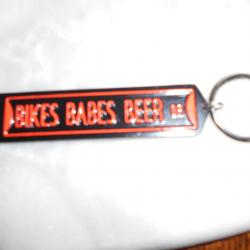 PORTE CLÉS  " BIKES BABES BEER " MÉTAL