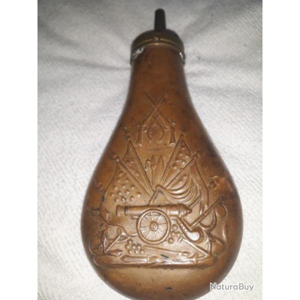 Poire a poudre ancienne collection decor militaire artillerie