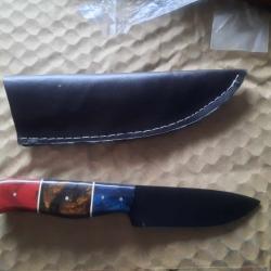 Couteau de Chasse Skinner Lame Acier Carbone 1055 Black Manche Résine Etui Cuir Artisanale