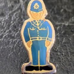 A pins insigne lapel enamel pin badge police policier anglais uk policeman officier pin's  Tres bon