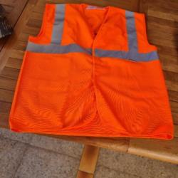 Gilet fluo, chapeau réversible vert et fluo, casquette