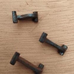 Trois chaînettes différentes pour ressorts de platine de fusil ou de pistolet.