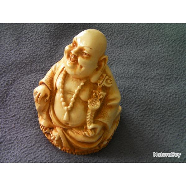 bouddha joyeux en rsine, c'st un grand porte bonheur, il attire l'argent,  ce qu'on dit.