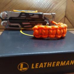 LEATHERMAN SIGNAL + paracord 550 SOL allume feu