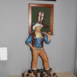 Figurine JOHN WAYNE sur socle  55cm de hauteur sur socle 35x35 avec cuir repoussés