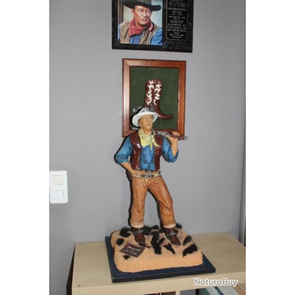 Figurine JOHN WAYNE sur socle  55cm de hauteur sur socle 35x35 avec cuir repousss