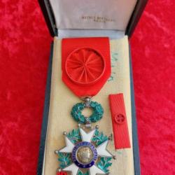 Croix d'officier de la légion d'honneur IV°rép avec boîte et rappels bel état