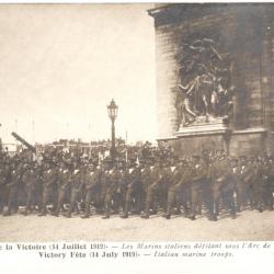 CPA MILITARIA  -  FÊTES DE LA VICTOIRE - 1919 - LES MARINS ITALIENS DÉFILANT SOUS L'ARC DE TRIOMPHE