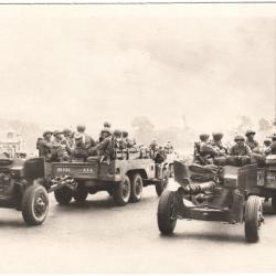 CPA MILITARIA - LIBÉRATION DE PARIS  -  L'ARTILLERIE DE CAMPAGNE AMÉRICAINE PLACE DE LA CONCORDE