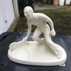 Statue en faïence représentant un tennisman  tampon en dessous superbe. Objet