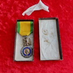 Médaille militaire dans sa boîte IIIème rép en argent BE