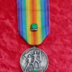 Médaille commémo Anschluss d'Autriche 13 mars 1938 ruban non conforme et insigne émaillé rapporté