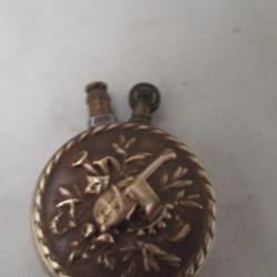 très beau petit briquet rond  - musique militaire  diametre  4 cm