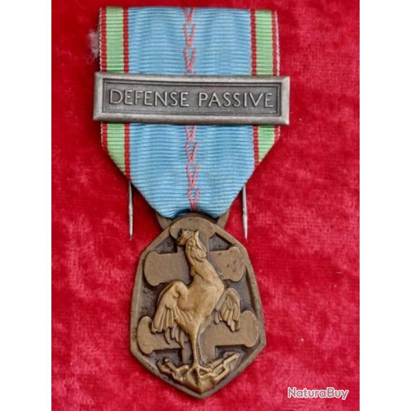 Mdaille commmo de la guerre 39-45 agrafe "dfense passive" 3