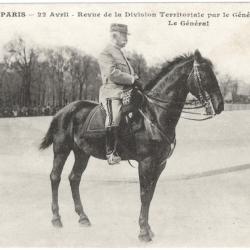 CPA MILITARIA  -  REVUE DE LA DIVISION TERRITORIALE PAR LE GÉNÉRAL GALOPIN  -  LE GÉNÉRAL