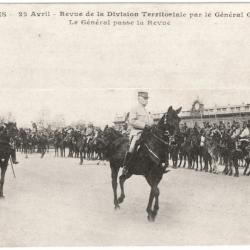 CPA MILITARIA - REVUE DE LA DIVISION TERRITORIALE PAR LE GÉNÉRAL GALOPIN - LE GÉNÉRAL PASSE LA REVUE