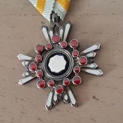 Très belle médaille japonaise Ordre du Trésor Sacré de 6ème classe. Superbe. Émail parfait.