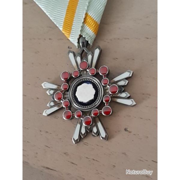 Trs belle mdaille japonaise Ordre du Trsor Sacr de 6me classe. Superbe. mail parfait.