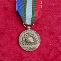 Médaille UNC casque adrian 27mm Union nationale des combattants M. LASNIER