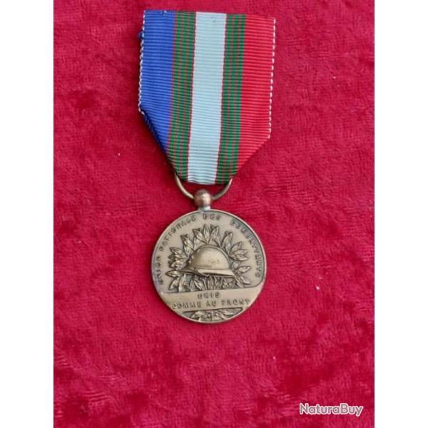 Mdaille UNC casque adrian 27mm Union nationale des combattants M. LASNIER