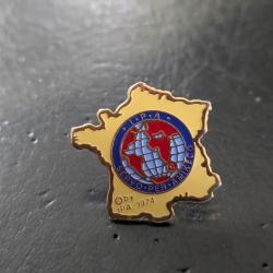 O pins pin's ipa servo per amikeco iternational police association France lapel pin Tres bon etat -