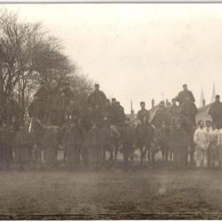 CARTE PHOTO MILITARIA  -  RÉGIMENT  -  SOLDATS  - CAVALIERS