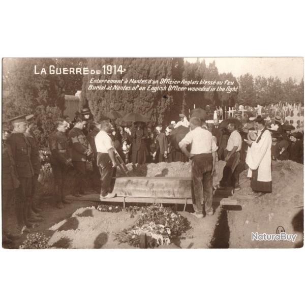 CPA MILITARIA  -  LA GUERRE DE 14  -  ENTERREMENT  NANTES D'UN OFFICIER ANGLAIS BLESS AU FEU