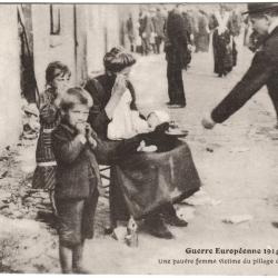 CPA MILITARIA  -  GUERRE EUROPÉENNE 1914  -  UNE PAUVRE FEMME VICTIME DU PILLAGE DES BARBARES