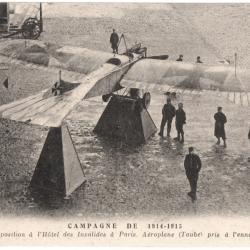 CPA MILITARIA - CAMPAGNE DE 14-15 - HÔTEL DES INVALIDES - AÉROPLANE (TAUBE) PRIS À L'ENNEMI