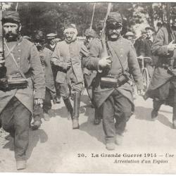 CPA MILITARIA  -  LA GRANDE GUERRE 1914  -  UNE BONNE PRISE  -  ARRESTATION D'UN ESPION