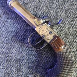 Magnifique pistolet Liégois gravé main à coffre de marine en laiton en excellent état et propre