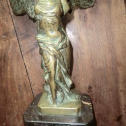 statue  bronze sur marbre " victoire de somathrace "