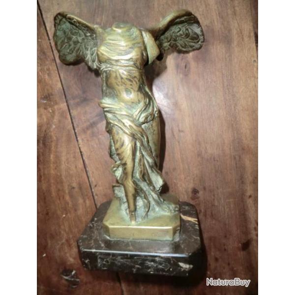 statue  bronze sur marbre " victoire de somathrace "