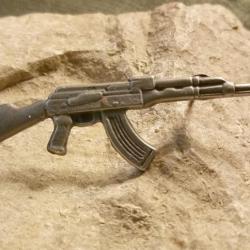 Pin's insigne AK-47  Largeur : 5.5 cm Hauteur : 1.8 cm